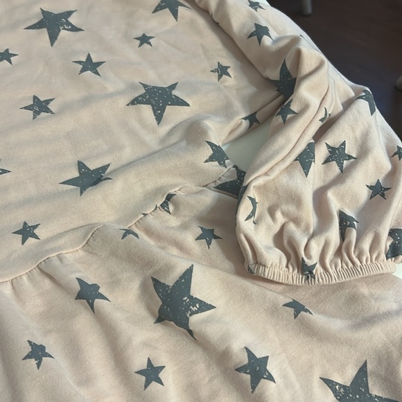 Entro size large light pink w/gray stars. Hi lo in back. Extra roomy. NWOT - Picture 2 of 7